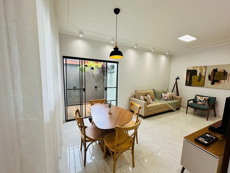 Casa c/ Suíte, Ar Cond, Área Gourmet, Bairro Nobre