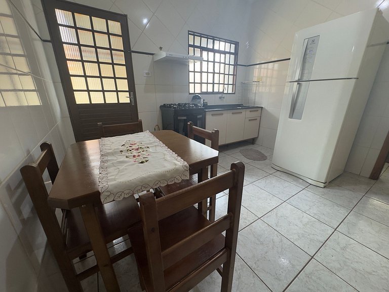 Casa completa + ar e vaga, perto parque Ecológico